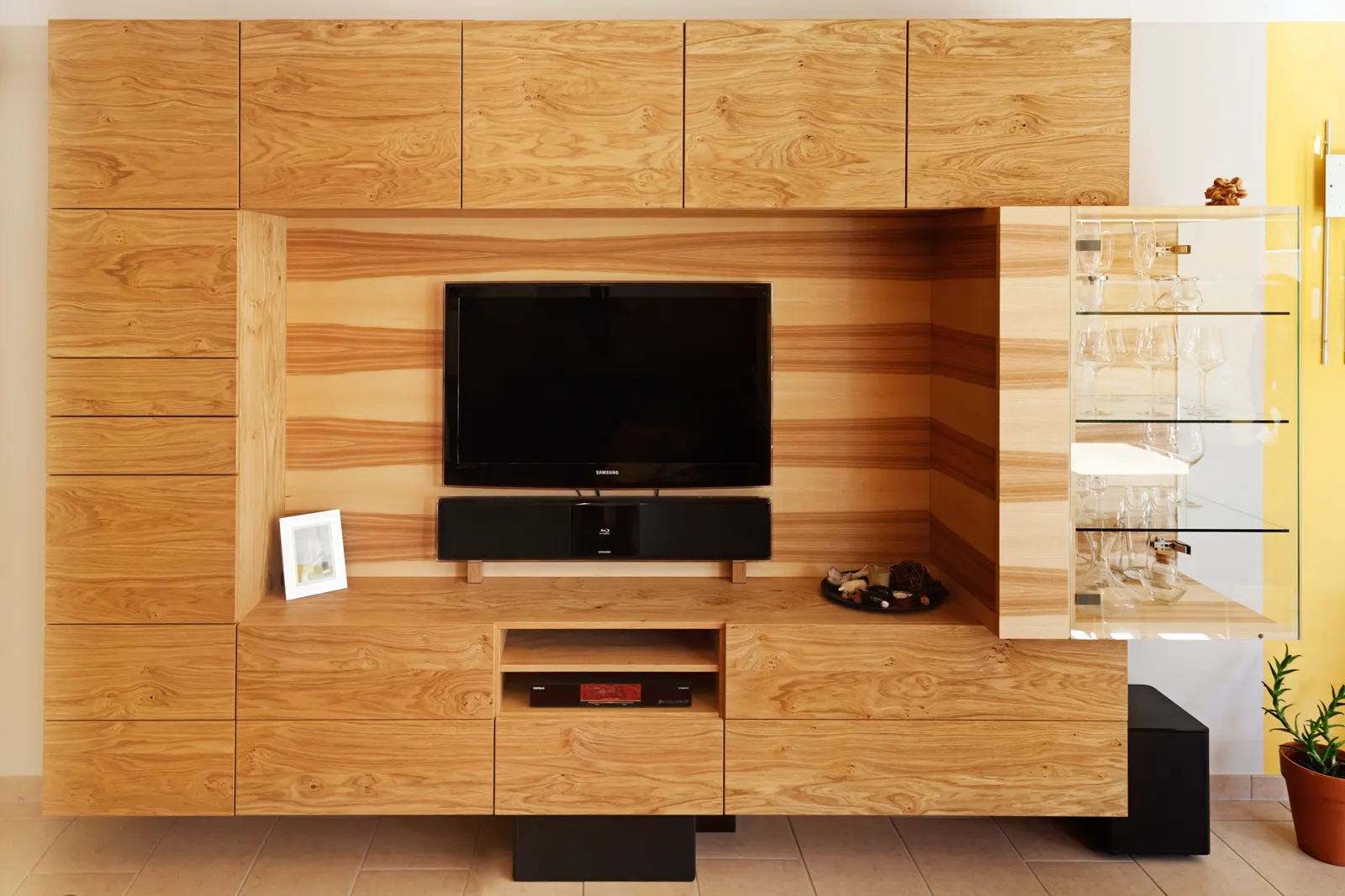 Wohnwand aus Massivholz mit TV-Fach und seitlicher Glasvitrine